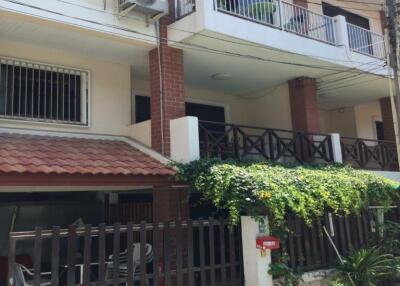 3 Storey Town Home Near Beach