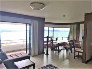 Large beachfront condo with three bedrooms