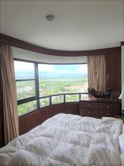 Large beachfront condo with three bedrooms