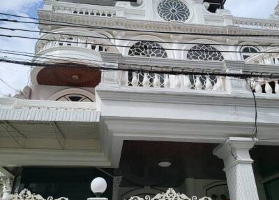 4-BR Townhouse at Ekkamai Villas near ARL Ramkhamhaeng