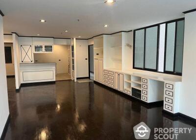 2-BR Condo at Baan Prompong Condominium near MRT Phetchaburi