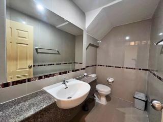 4 Bedrooms Townhome in Thepprasit for Sale