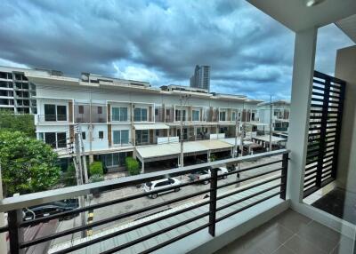 4 Bedrooms Townhome in Thepprasit for Sale