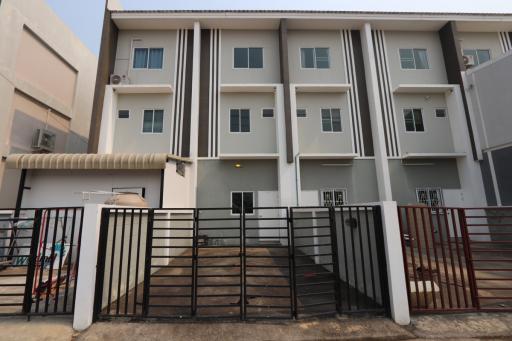3 Bedroom Townhouse: Ideal Living and Workspaces