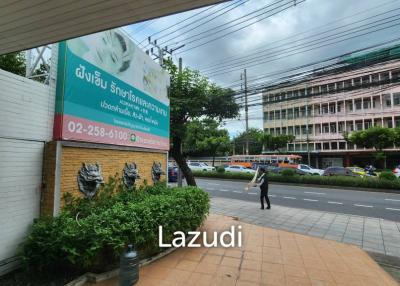 Rama IV Main Road Frontage: 200sqm Ideal for Clinic, Spa, or Salon