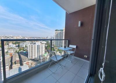 Superb 2 bedroom near BTS at The Lofts Ekkamai!