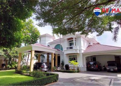 Grandiose Luxury Pool Villa in Pratumnak