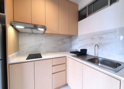 RENOVATED spacious corner one-bedroom near BTS Phrom Phong!