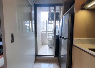 RENOVATED spacious corner one-bedroom near BTS Phrom Phong!