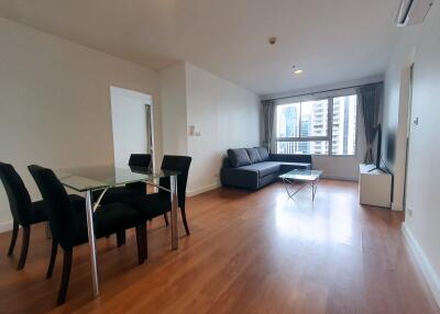 RENOVATED spacious corner one-bedroom near BTS Phrom Phong!