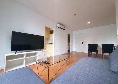 RENOVATED spacious corner one-bedroom near BTS Phrom Phong!