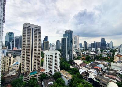 RENOVATED spacious corner one-bedroom near BTS Phrom Phong!