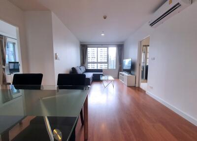 RENOVATED spacious corner one-bedroom near BTS Phrom Phong!