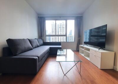 RENOVATED spacious corner one-bedroom near BTS Phrom Phong!