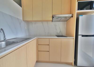 RENOVATED 50sqm one-bedroom in Sukhumvit 26!