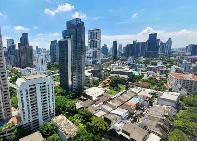 RENOVATED 50sqm one-bedroom in Sukhumvit 26!