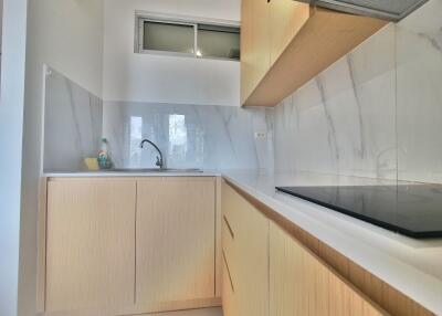 RENOVATED 50sqm one-bedroom in Sukhumvit 26!