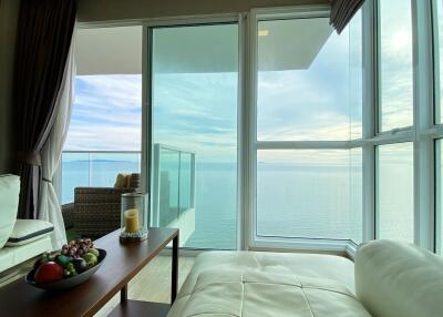 Stunning BEACHFRONT two-bedrooms condo in Jomtien!