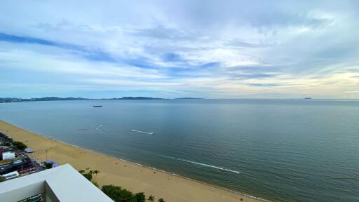 Stunning BEACHFRONT two-bedrooms condo in Jomtien!