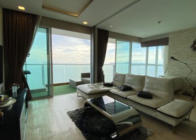 Stunning BEACHFRONT two-bedrooms condo in Jomtien!