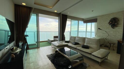 Stunning BEACHFRONT two-bedrooms condo in Jomtien!