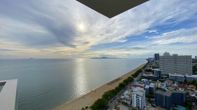 Stunning BEACHFRONT two-bedrooms condo in Jomtien!