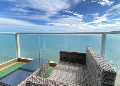 Stunning BEACHFRONT two-bedrooms condo in Jomtien!