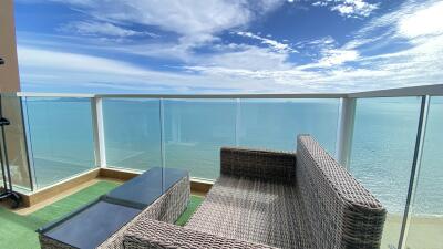 Stunning BEACHFRONT two-bedrooms condo in Jomtien!