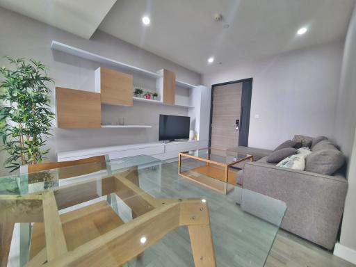 TOP FLOOR: spacious one-bedroom in the heart of Sathorn!