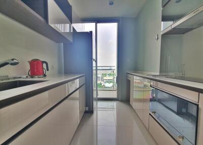 TOP FLOOR: spacious one-bedroom in the heart of Sathorn!