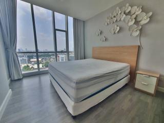 TOP FLOOR: spacious one-bedroom in the heart of Sathorn!