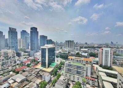 TOP FLOOR: spacious one-bedroom in the heart of Sathorn!