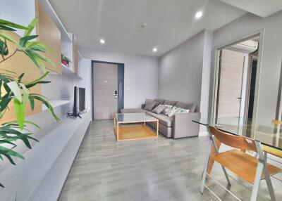 TOP FLOOR: spacious one-bedroom in the heart of Sathorn!