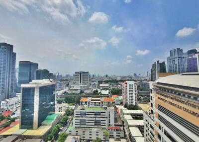 TOP FLOOR: spacious one-bedroom in the heart of Sathorn!