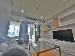 TOP FLOOR: spacious one-bedroom in the heart of Sathorn!