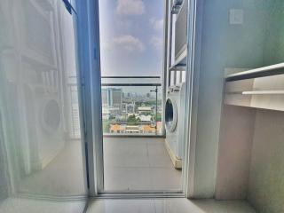 TOP FLOOR: spacious one-bedroom in the heart of Sathorn!