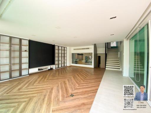 Selling a modern-style house in a village with a swimming pool, located in Thonglor Soi (Sukhumvit 55).