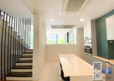 Selling a modern-style house in a village with a swimming pool, located in Thonglor Soi (Sukhumvit 55).