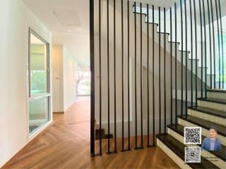 Selling a modern-style house in a village with a swimming pool, located in Thonglor Soi (Sukhumvit 55).