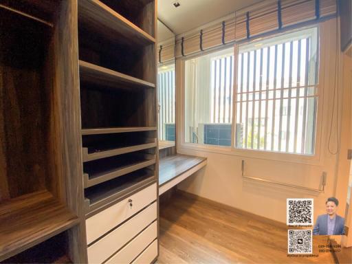 Selling a modern-style house in a village with a swimming pool, located in Thonglor Soi (Sukhumvit 55).