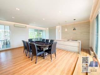 Selling a modern-style house in a village with a swimming pool, located in Thonglor Soi (Sukhumvit 55).