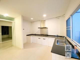 Selling a modern-style house in a village with a swimming pool, located in Thonglor Soi (Sukhumvit 55).