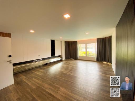 Selling a modern-style house in a village with a swimming pool, located in Thonglor Soi (Sukhumvit 55).