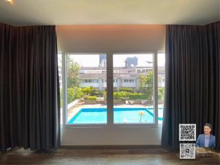 Selling a modern-style house in a village with a swimming pool, located in Thonglor Soi (Sukhumvit 55).