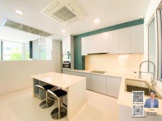 Selling a modern-style house in a village with a swimming pool, located in Thonglor Soi (Sukhumvit 55).