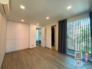 Selling a modern-style house in a village with a swimming pool, located in Thonglor Soi (Sukhumvit 55).