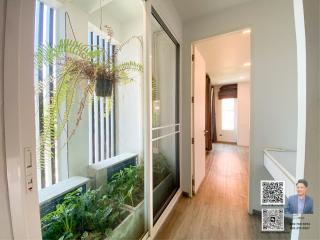 Selling a modern-style house in a village with a swimming pool, located in Thonglor Soi (Sukhumvit 55).