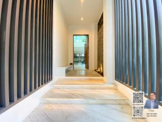 Selling a modern-style house in a village with a swimming pool, located in Thonglor Soi (Sukhumvit 55).