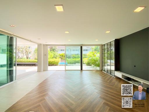 Selling a modern-style house in a village with a swimming pool, located in Thonglor Soi (Sukhumvit 55).