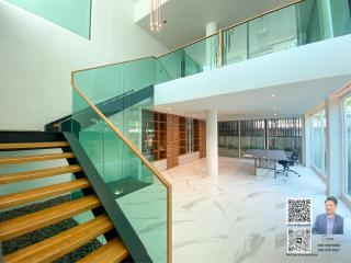 Selling a modern-style house in a village with a swimming pool, located in Thonglor Soi (Sukhumvit 55).